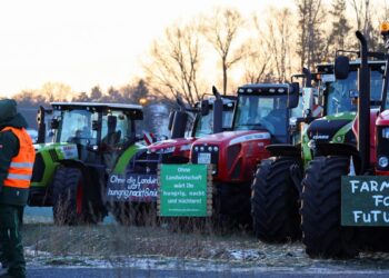 Protestodaki Alman çiftçiler yolları kapattı