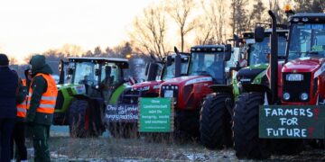 Protestodaki Alman çiftçiler yolları kapattı