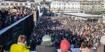 Almanya’da faşizme karşı 100 binlerce kişi sokakta