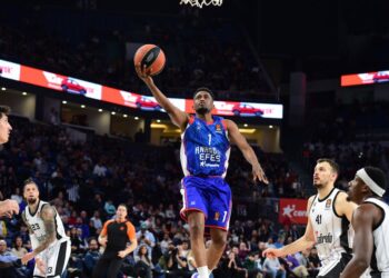 Anadolu Efes, Virtus Bologna’yı farklı geçti!
