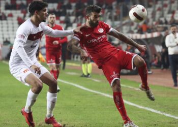 Antalyaspor, evinde Sivasspor’u 2 golle geçti!