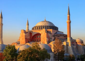 Ayasofya’ya giriş artık yabancı turistler için ücretli