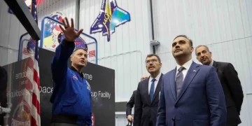 Bakan Kacır, NASA Uzay Merkezi’ni ziyaret etti