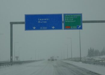 Çanakkale’de kar yağışı nedeniyle boğaz transit gemi geçişleri durduruldu