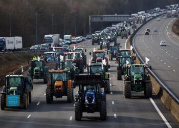 Fransız çiftçilerin eylemi Avrupa’da dikkat çekiyor: Paris’i sarıyorlar