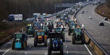 Fransız çiftçilerin eylemi Avrupa’da dikkat çekiyor: Paris’i sarıyorlar