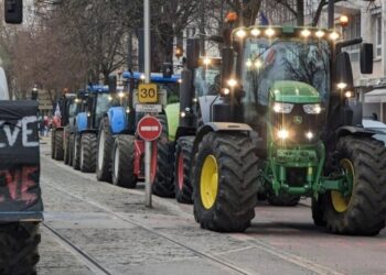 Fransa Hükümeti, Paris’i kuşatan çiftçilerin öfkesini dindirmek için önlemler paketi açıkladı
