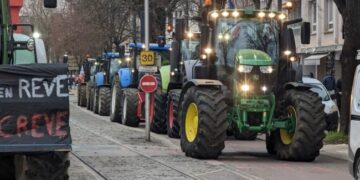Fransa Hükümeti, Paris’i kuşatan çiftçilerin öfkesini dindirmek için önlemler paketi açıkladı