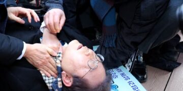 Güney Kore’de ana muhalefet lideri Lee Jae-myung boynundan bıçaklı saldırıya uğradı