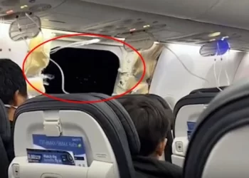 Uçağın penceresi havada koptu!