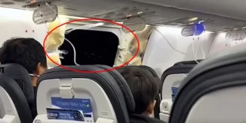 Uçağın penceresi havada koptu!