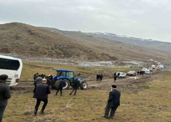 İstanbul’dan Muş’a cenaze götüren otobüs çamurlu yola saplandı