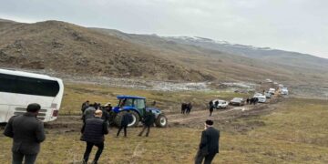 İstanbul’dan Muş’a cenaze götüren otobüs çamurlu yola saplandı