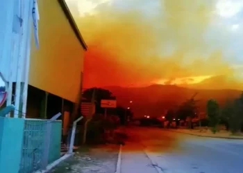 OSB’de kimyasal sızıntı alarmı! Gökyüzünü turuncu duman kapladı