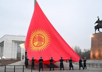 Kırgızistan bayrağı değişti