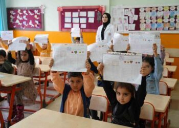 Muş’ta 108 bin 760 öğrenci heyecanla karnelerini aldı