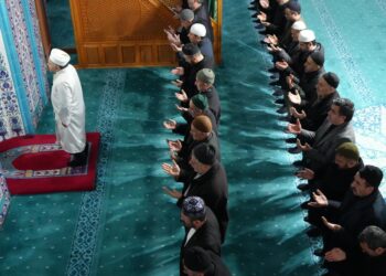 Muş’ta 9 şehidimiz için sabah namazında dualar edildi