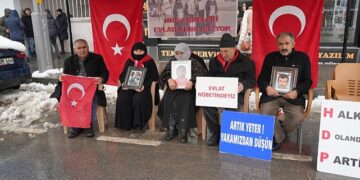 Muş’ta ailelerin evlat nöbeti kararlılıkla sürüyor