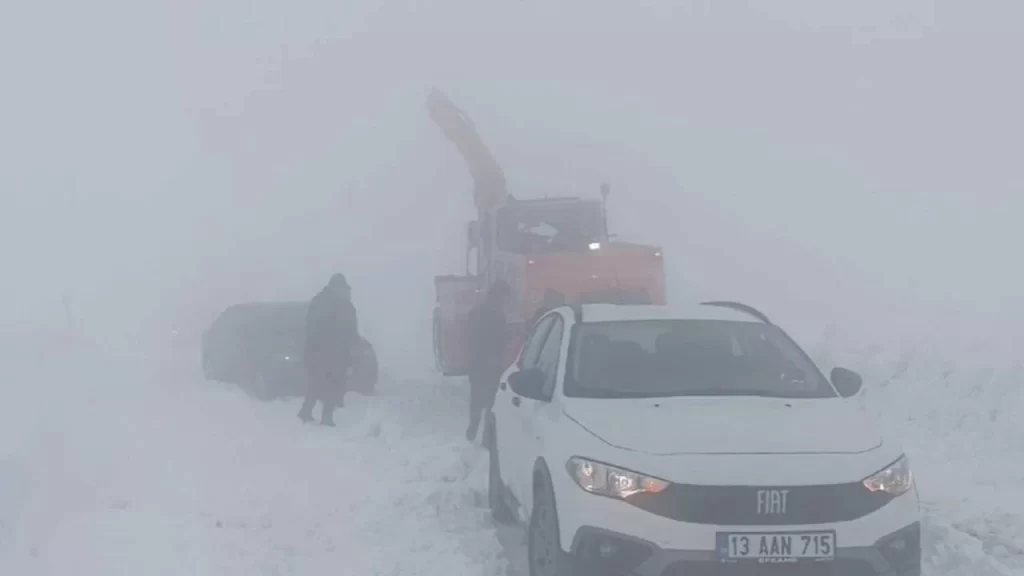 mus ta kar nedeniyle 22 arac icerisinde mahsur kalan 69 kisi kurtarildi habermeydan
