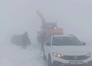 Muş’ta kar nedeniyle 22 araç içerisinde mahsur kalan 69 kişi kurtarıldı
