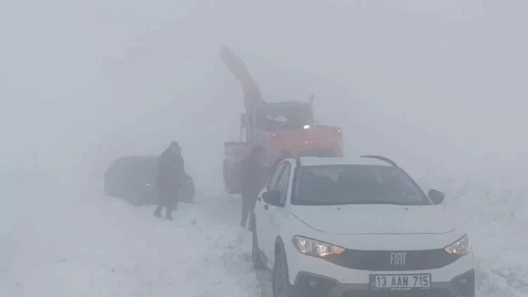 mus ta kar nedeniyle 22 arac icerisinde mahsur kalan 69 kisi kurtarildi habermeydan