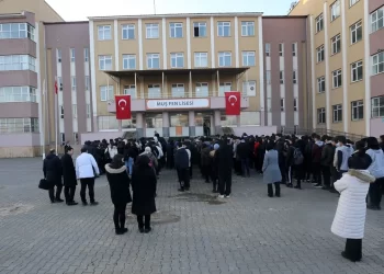 Muş’taki okullar haftaya bir dakikalık saygı duruşuyla başladı