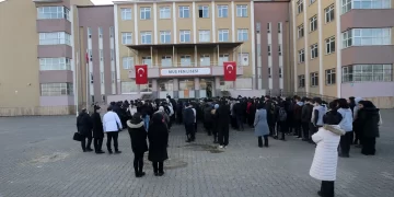 Muş’taki okullar haftaya bir dakikalık saygı duruşuyla başladı