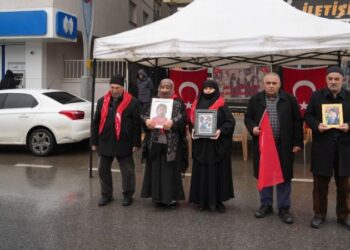 Muş’ta soğuk havaya rağmen annelerin evlat nöbeti devam etti