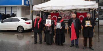 Muş’ta soğuk havaya rağmen annelerin evlat nöbeti devam etti