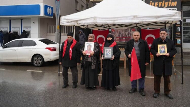 Muş'ta soğuk havaya rağmen annelerin evlat nöbeti devam etti mus ta soguk havaya ragmen annelerin evlat nobeti devam etti habermeydan