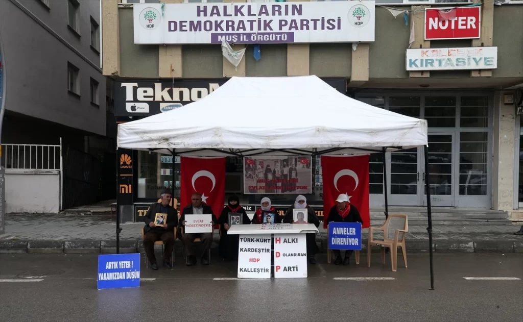 muslu aileler yeni yilda da hdp onundeki eylemlerine devam etti habermeydan
