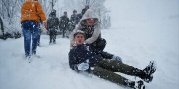 Muşlu çocuklar tatilde karın keyfini kayarak çıkardı