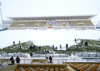 Muşlu taraftarlar maç iptalini önlemek için küreklerle stadyumu temizledi!