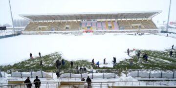 Muşlu taraftarlar maç iptalini önlemek için küreklerle stadyumu temizledi!