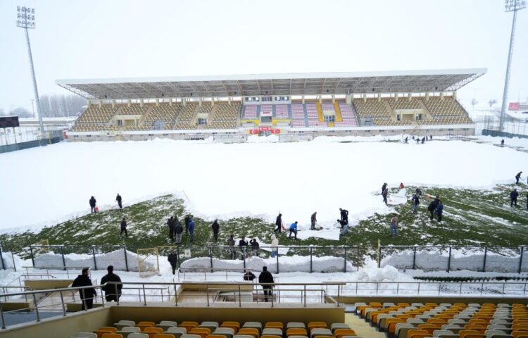 muslu taraftarlar mac iptalini onlemek icin kureklerle stadyumu temizledi habermeydan