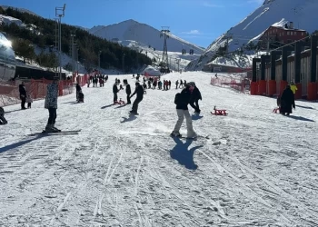 Palandöken Kayak Merkezi’nde hafta sonu yoğunluğu