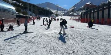 Palandöken Kayak Merkezi’nde hafta sonu yoğunluğu