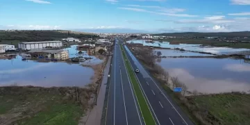Şiddetli yağış Türkiye’yi vurdu! Araçlar suya gömüldü, iş yerlerini su bastı