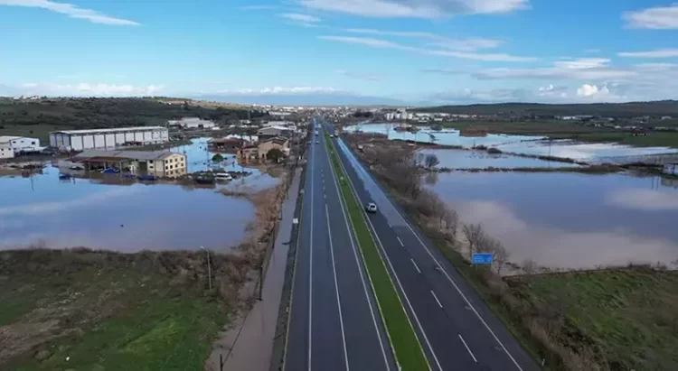 Şiddetli yağış Türkiye'yi vurdu! Araçlar suya gömüldü, iş yerlerini su bastı sahada calisma habermeydan