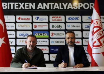 Sergen Yalçın Antalyaspor'a imzayı attı! Sergen Yalçın Antalyaspor’a imzayı attı!