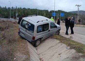 Sinop Boyabat’ta otomobil su kanalına düştü!