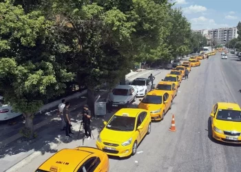 Taksiciler, taksimetre ücretlerini güncellemek için kuyruk oluşturdu