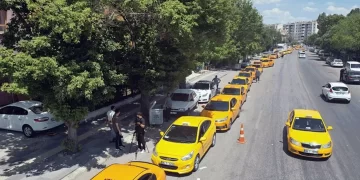 Taksiciler, taksimetre ücretlerini güncellemek için kuyruk oluşturdu