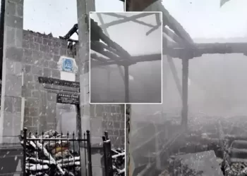 Dün ibadete açılan cami bugün yıldırımın hedefi oldu!