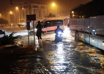 Antalya’da yoğun sel: 5 ilçede eğitime 1 gün ara verildi