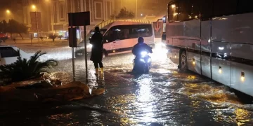 Antalya’da yoğun sel: 5 ilçede eğitime 1 gün ara verildi