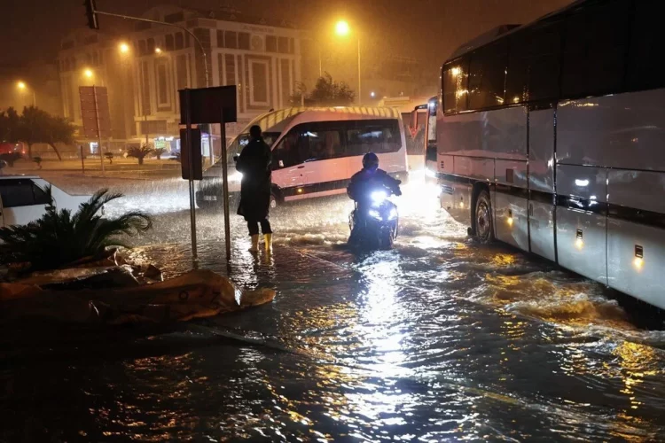 Antalyada yogun sel 5 ilcede egitime 1 gun ara verildi habermeydan