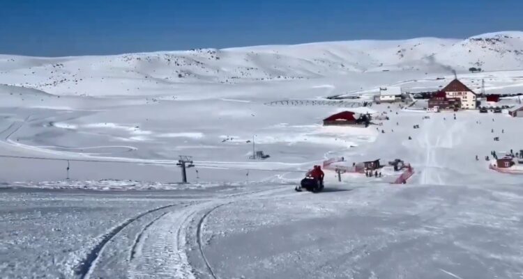 BİNGÖL HESAREK KAYAK MERKEZİ’NDE GECE GÜNDÜZ NÖBET TUTAN JAK TİMİ, KIŞ BOYUNCA YARALANAN YA DA MAHSUR KALANLARIN YARDIMINA KOŞARAK KAYAKSEVERLERİN GÜVENLİ ORTAMDA EĞLENMESİNİ SAĞLIYOR. (MUHAMMET ALİ ÇİFTÇİ/BİNGÖL-İHA)