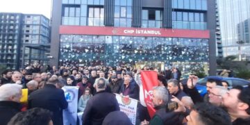 CHP’de adaylık gerginliği: İstanbul adaylarının tanıtıldığı toplantıda protesto
