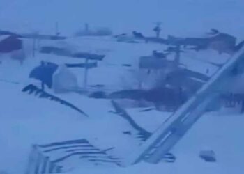 Çığlar 4 evin üstüne çöktü! Okullar tatil edildi, 12 şehirde alarm durumu